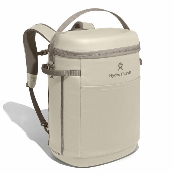 carryouttm-backpack-22-l-k4 18pco114-carryout-backpack-22l-oat-angled_1.jpg