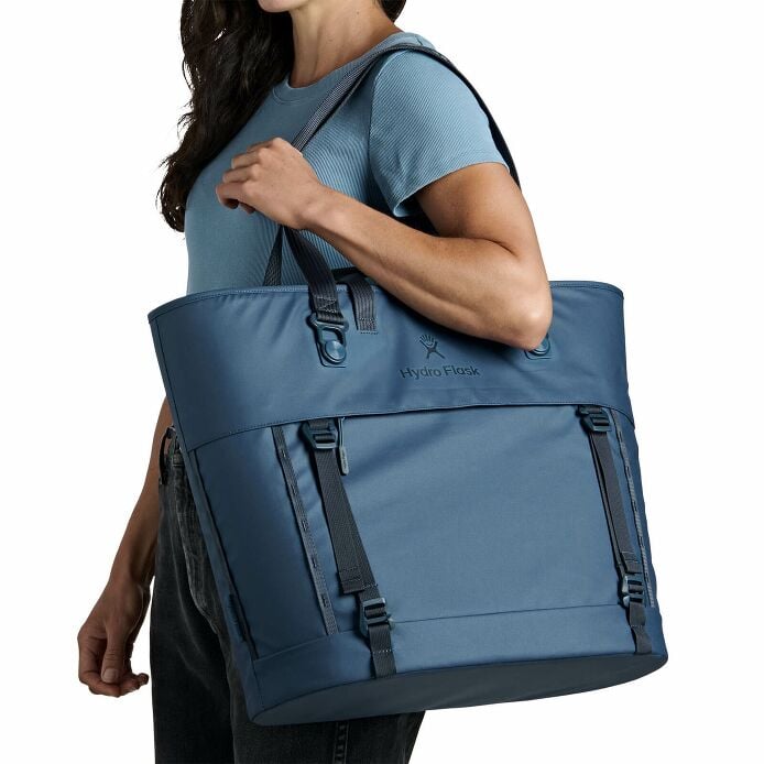 carryouttm-soft-cooler-tote-30-l-m7 250815_hydro_s26_hb_14614_2.jpg