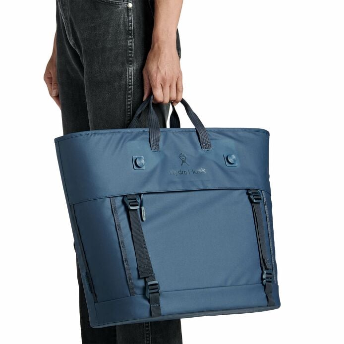 carryouttm-soft-cooler-tote-30-l-m7 250815_hydro_s26_hb_14619_2.jpg