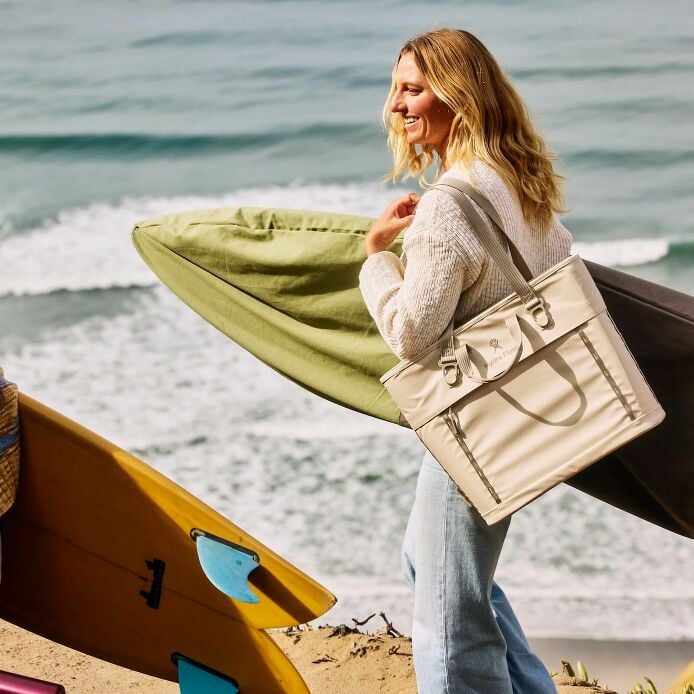 carryouttm-soft-cooler-tote-20-l-l7 hf_carryout_bouwer_d1_l1_torrey_pines_lifestyle_1142_1_1.jpg
