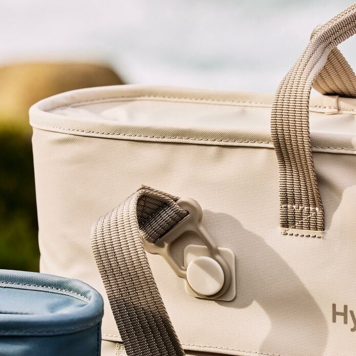carryouttm-soft-cooler-tote-20-l-l7 hf_carryout_bouwer_d1_l1_torrey_pines_still_life_0123_9.jpg