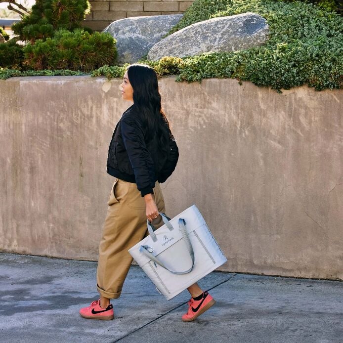carryouttm-soft-cooler-tote-20-l-l7 hf_carryout_bouwer_d2_l1_stone_steps_0066_1.jpg