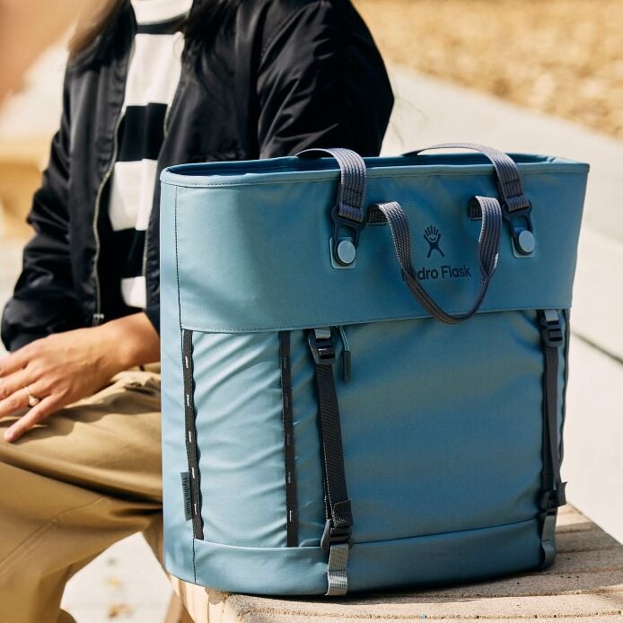 carryouttm-soft-cooler-tote-30-l-m7 hf_carryout_bouwer_d2_l2_parking_soccer_1930_1_1.jpg