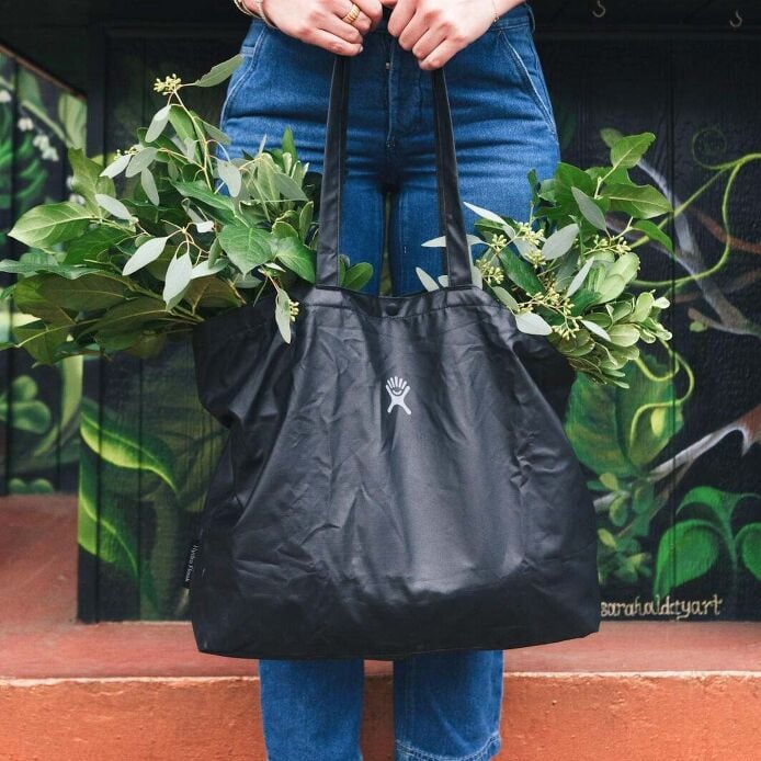 20-l-tag-along-tote-o9 s25_tagalongtote_post_3_1_1_1.jpg